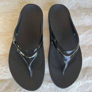 OOFOS Shiny Black Recovery Women's US 10 Sandals Flip Flops Slide On’s Like New